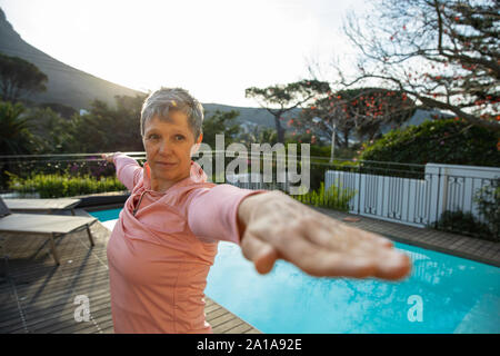 Reife frau yoga außerhalb tun Stockfoto