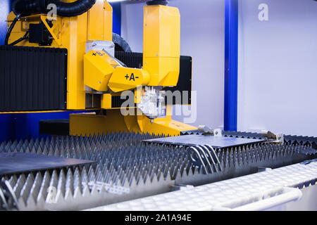 Automatische Maschine mit Roboterarm zum Schneiden von Metall. Smart Factory Stockfoto