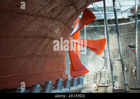 Von Isambard Kingdom Brunel schraube Propeller, Ruder- und Bügeleisen Schiffsrumpf (Backbord) der SS Great Britain, unter der gläsernen Meer im Trockendock, Dockyard Museum in Bristol. Großbritannien (109) Stockfoto