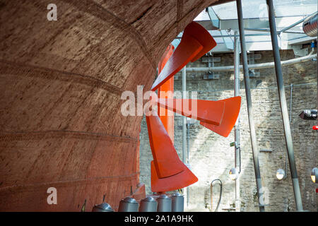 Von Isambard Kingdom Brunel schraube Propeller, Ruder- und Bügeleisen Schiffsrumpf (Backbord) der SS Great Britain, unter der gläsernen Meer im Trockendock, Dockyard Museum in Bristol. Großbritannien (109) Stockfoto