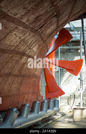 Von Isambard Kingdom Brunel schraube Propeller, Ruder- und Bügeleisen Schiffsrumpf (Backbord) der SS Great Britain, unter der gläsernen Meer im Trockendock, Dockyard Museum in Bristol. Großbritannien (109) Stockfoto