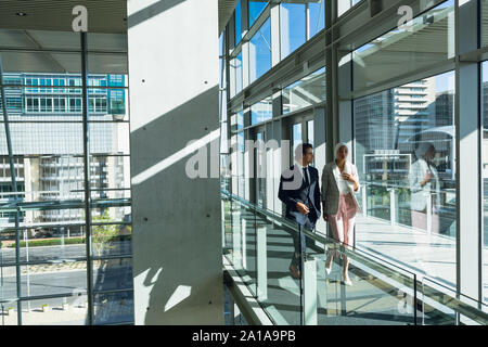 Business Menschen interagieren beim Gehen im Flur am modernen Büro Stockfoto