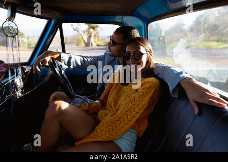 Junges Paar auf eine Reise in ihren Pick-up-Truck Stockfoto