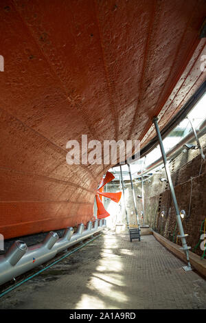 Blick entlang port side aus Eisen Schiff Isambard Kingdom Brunel's Rumpf und Propeller der SS Great Britain, unter der gläsernen Meer im Trockendock, Dockyard Museum in Bristol. Großbritannien (109) Stockfoto