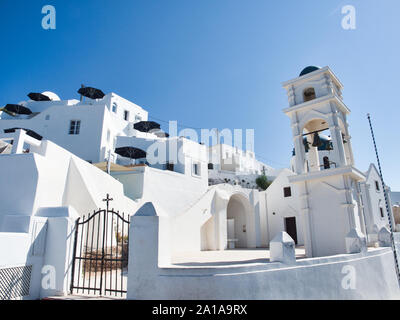 Von unten Gebäude und Glockenturm von Nikolaus Kloster in Santorini Griechenland unter blauem Himmel an einem sonnigen Tag Stockfoto