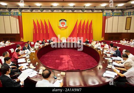 (190925)-BEIJING, Sept. 25, 2019 (Xinhua) - Wang Yang, Mitglied des Ständigen Ausschusses des Politbüros der Kommunistischen Partei Chinas (CPC) Central Committee und Vorsitzender des Nationalen Ausschusses der Chinese People's Political Consultative Conference (Cppcc), leitet die 27 Vorsitzenden und stellvertretenden Vorsitzenden der Hauptversammlung des 13 CPPCC National Committee in Peking, der Hauptstadt von China, Sept. 25, 2019. (Xinhua/Li Tao) Stockfoto