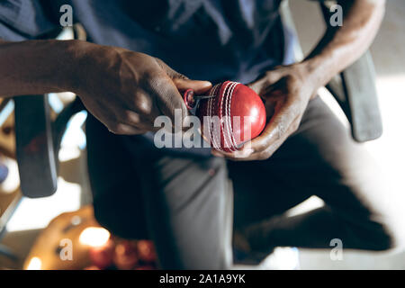 Junger Mann in einem sportgeräte Fabrik arbeiten Stockfoto