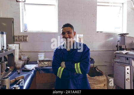 Porträt eines jungen Mannes in einer Kleiderfabrik Stockfoto