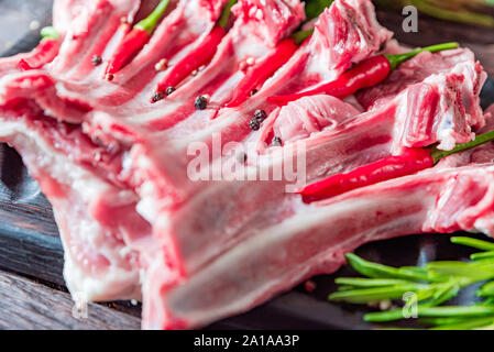 Close up raw Hammel rippen Koteletts auf dem Schwarzen Brett Stockfoto