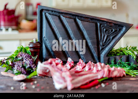 Close up raw Hammel rippen Koteletts auf dem Schwarzen Brett Stockfoto