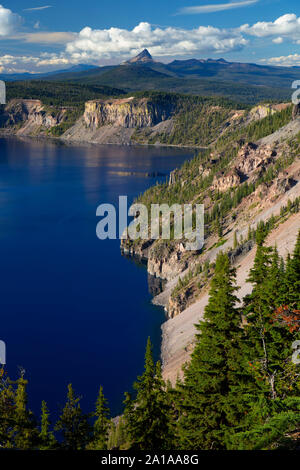 See Küste aus Bimsstein Schloss übersehen, Crater Lake National Park, den Vulkan Legacy National Scenic Byway, Oregon Stockfoto