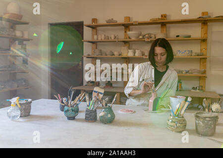 Frau Töpfer bei der Arbeit in einer Töpferei studio Stockfoto