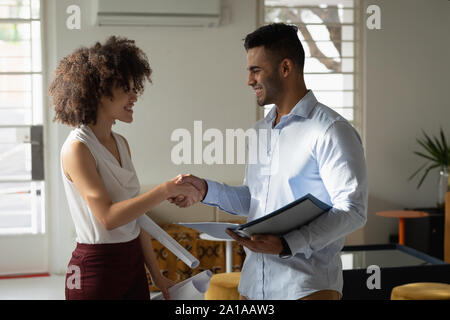 Young Business creatives gemeinsam in einem Büro Stockfoto