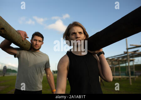 Junge Erwachsene Ausbildung bei einem Outdoor Fitness bootcamp Stockfoto