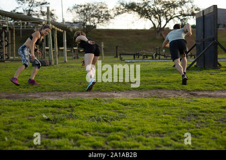 Junge Erwachsene Ausbildung bei einem Outdoor Fitness bootcamp Stockfoto