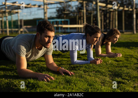 Junge Erwachsene Ausbildung bei einem Outdoor Fitness bootcamp Stockfoto