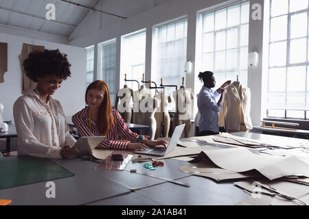 Junge Studenten zu einem Fashion College Stockfoto