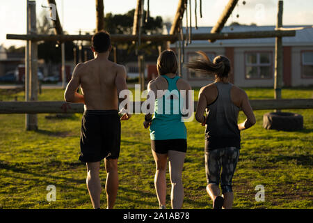 Junge Erwachsene Ausbildung bei einem Outdoor Fitness bootcamp Stockfoto