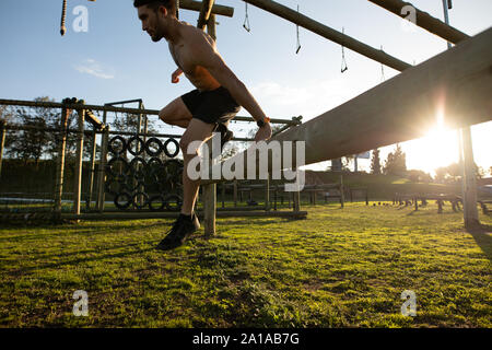 Junger Mann Training in einem Fitnessstudio im Freien bootcamp Stockfoto