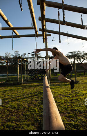 Junger Mann Training in einem Fitnessstudio im Freien bootcamp Stockfoto