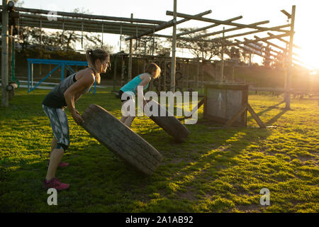 Junge Erwachsene Ausbildung bei einem Outdoor Fitness bootcamp Stockfoto