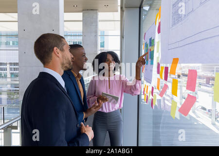 Junge Geschäftsleute arbeiten in modernen Büros Stockfoto