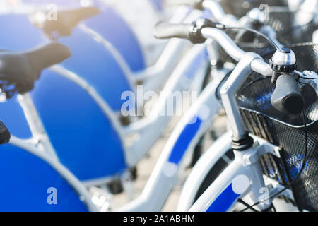Ähnliche blaue Fahrräder für die gemeinsame Nutzung, in der Nähe Stockfoto