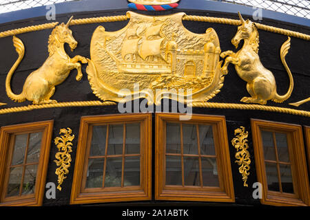 Wappen der Stadt Bristol - bestehend aus Schiff, Schloss, und Unicorn/Einhörner - am Heck hinten/Rückseite der SS Great Britain, Isambard Kingdom Brunel's Bügeleisen Schiff im Trockendock, dockyard Museum, Bristol England Großbritannien England (101) Stockfoto