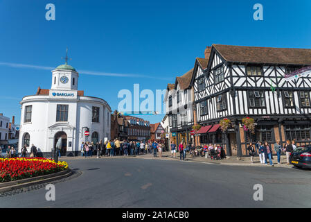 Kreisverkehr an der Spitze der Bridge Street in Stratford-upon-Avon an einem sonnigen Spätsommer Tag Stockfoto