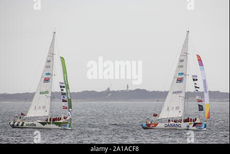 Rund um die Welt 434 Yacht Race 15/16 mit zwei Yachten Danang Vietnam vor und besuchen Sie Seattle hinter, wie Sie Hafen von Kapstadt, Südafrika Stockfoto