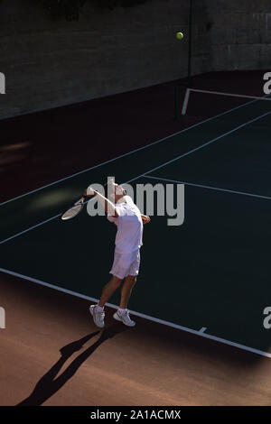 Mann mit dem Tennisspielen Stockfoto