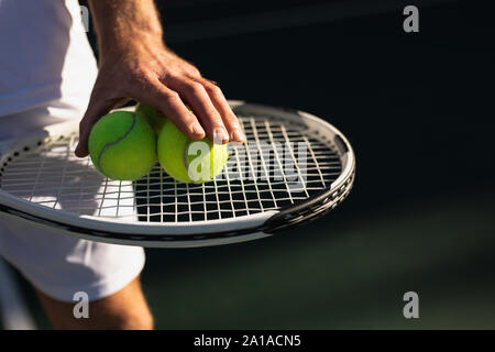 Man Tennis spielen, an einem sonnigen Tag Stockfoto