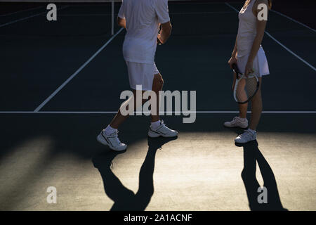 Frau und Mann Tennis spielen an einem sonnigen Tag Stockfoto