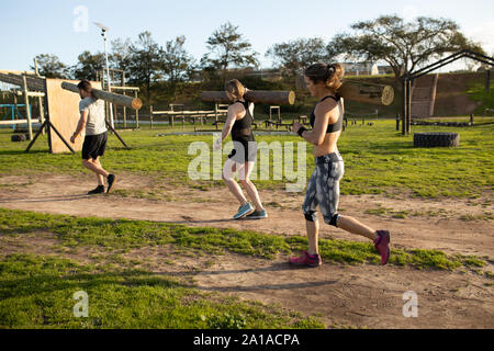 Junge Erwachsene Ausbildung bei einem Outdoor Fitness bootcamp Stockfoto