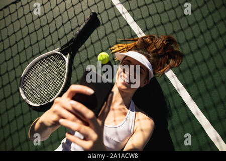 Frau eine selfie am Tennisplatz an einem sonnigen Tag Stockfoto