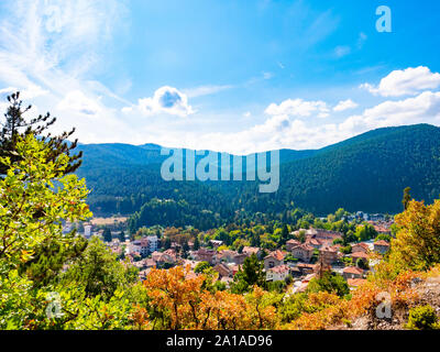 Malerischer Blick auf einen Berg Tal im Herbst. Farbenfrohen Landschaft Landschaft mit Bergwälder und traditionellen Häusern. Balkan SPA capital Velingrad Stockfoto