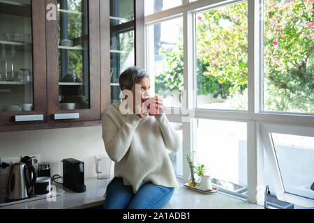 Reife Frau alleine zu Hause Stockfoto