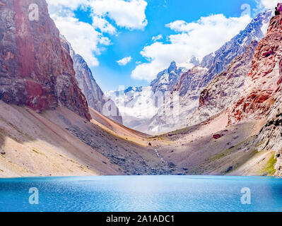 Big Alo Bergsee mit türkisfarbenem Wasser, in der Sonne auf rocky mountain Hintergrund. Die Fann Mountains, Tadschikistan, Zentralasien Stockfoto