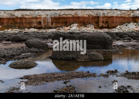 Die Klippen am Old Hunstanton vom Strand bei Ebbe zu sehen. Stockfoto