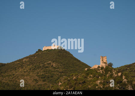 Blick auf das Kloster von Monte Cassino und die Burg Rocca Janula im Sommer, Italien Stockfoto