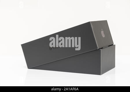 Moskau, Russland - 24. September 2019: Black Box des Apple iPhone 11 Pro auf einem weißen Hintergrund Stockfoto