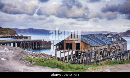 Pier und Wasser im Dorf Teriberka, Russland Stockfoto