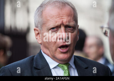 London, Großbritannien. 25. September 2019. Phillip Lee, Liberaldemokratischen MP für Bracknell, kehrt ins Parlament am Tag nach der Oberste Gerichtshof entschied, dass die Entscheidung der Ministerpräsidenten Parlament zu untersagen, wurde "rechtswidrig, nichtig und ohne Wirkung". Credit: Mark Kerrison/Alamy leben Nachrichten Stockfoto