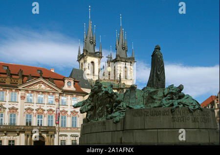 Jan Hus Denkmal mit der Kirche der Muttergottes und des Narodni Galerie (Galerie) auf dem Altstädter Ring, Prag Stockfoto