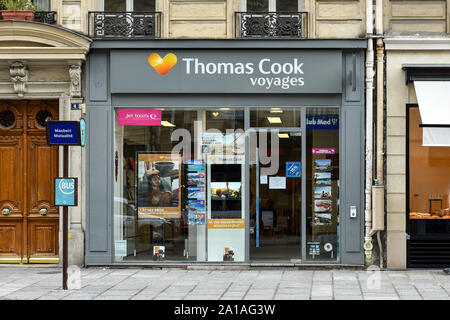 PARIS, Frankreich, 25. SEPTEMBER 2019: Schaufenster eines 'Thomas Cook' Agentur in Paris, einem Britischen Global Travel Group, die im September 2019 stürzte ein. Stockfoto