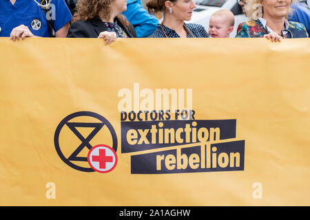 London UK 25 Sept. 2019 Ärzte für Aussterben Rebellion Demonstration auf dem College Green London UK Credit Ian DavidsonAlamy leben Nachrichten Stockfoto