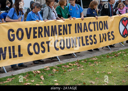 London UK 25 Sept. 2019 Ärzte für Aussterben Rebellion Demonstration auf dem College Green London UK Credit Ian DavidsonAlamy leben Nachrichten Stockfoto