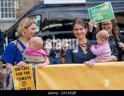 London UK 25 Sept. 2019 Ärzte für Aussterben Rebellion Demonstration auf dem College Green London UK Credit Ian DavidsonAlamy leben Nachrichten Stockfoto