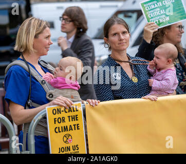 London UK 25 Sept. 2019 Ärzte für Aussterben Rebellion Demonstration auf dem College Green London UK Credit Ian DavidsonAlamy leben Nachrichten Stockfoto