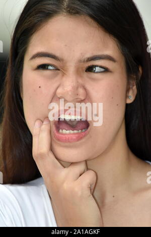 Eine attraktive Filipina Frau mit Zahnschmerzen Stockfoto